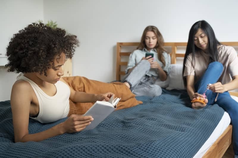 How Female Sober Living Facilities Bridge Women's Addiction Recovery